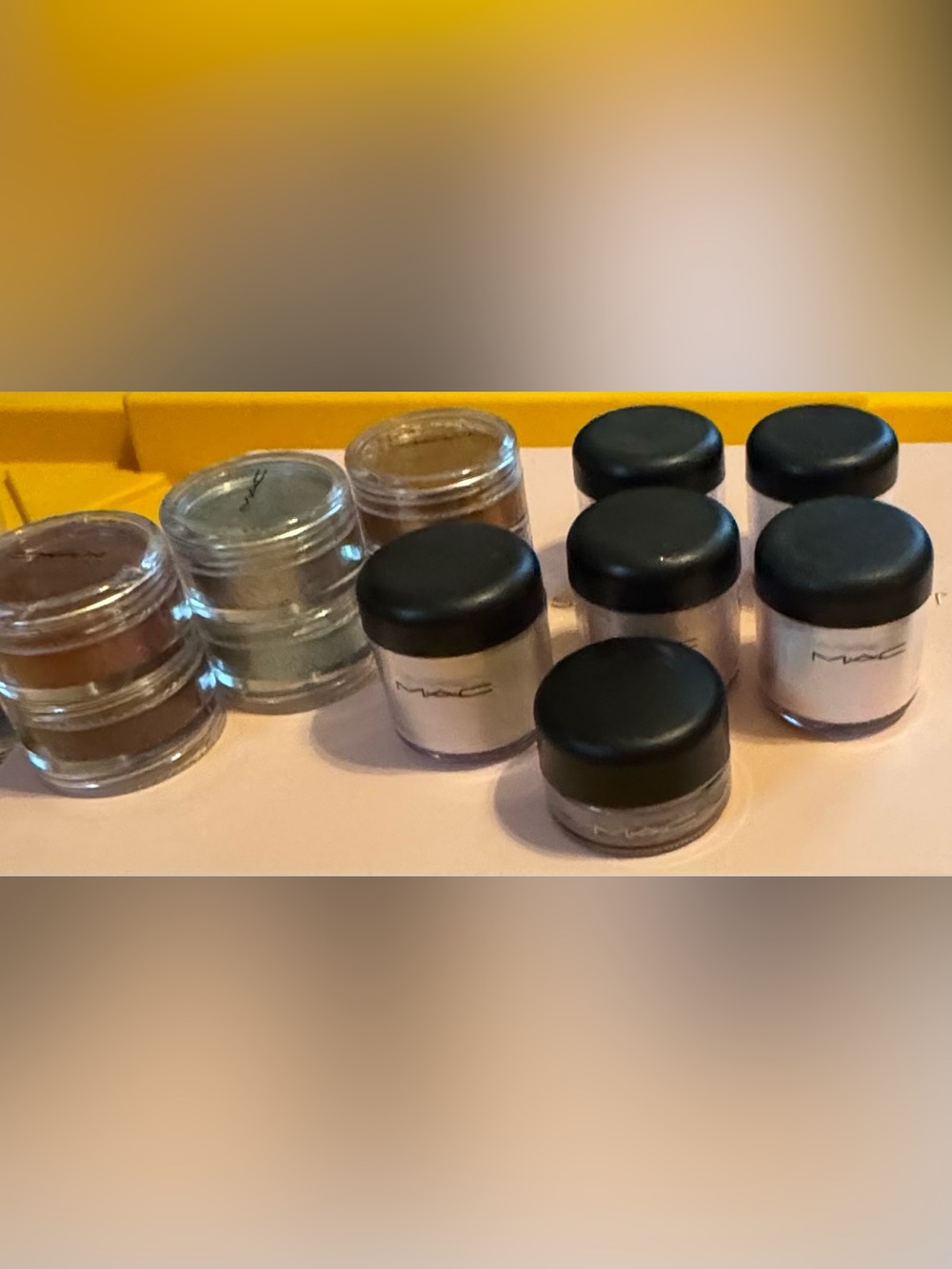 9-MAC Cosmetics Loose Powder Pigments - Black Caps with Pink Cream Pigment - Picture 4 of 9